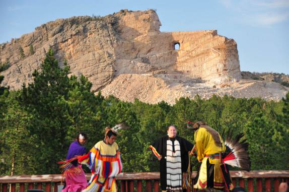 Índios fazem perfomance de dança típica Sioux, em frente ao monumento em construção de Crazy Horse, na região das Black Hills, em South Dakota, nos Estados Unidos